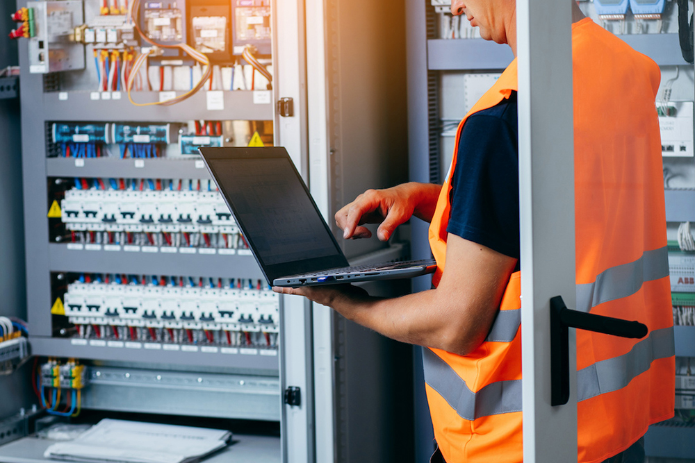 electrician-bezos-with-laptop